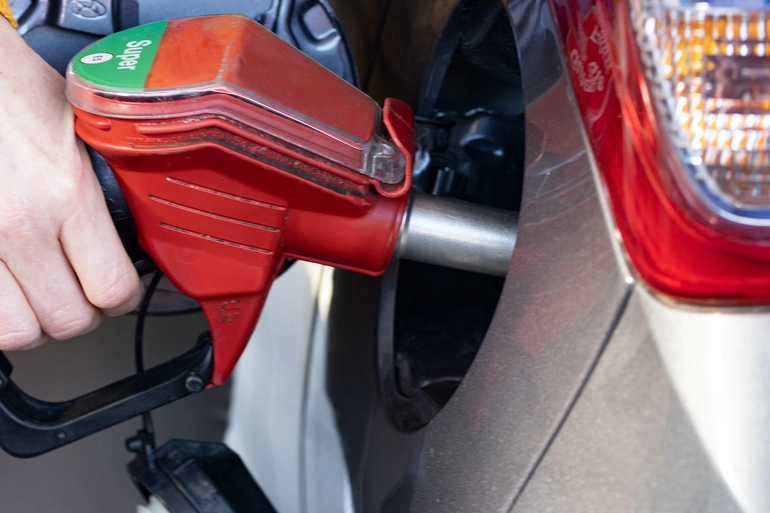 Guvernul vrea sa elimine ajutorul de 50 de bani la litrul de benzina 
