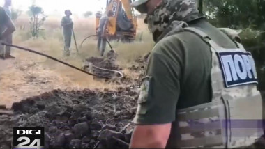 granicer ucrainean langa muncitori care dezgroapa un furtun pentru alccol de contrabanda